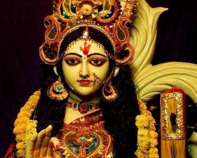 A graceful idol of Goddess Saraswati 