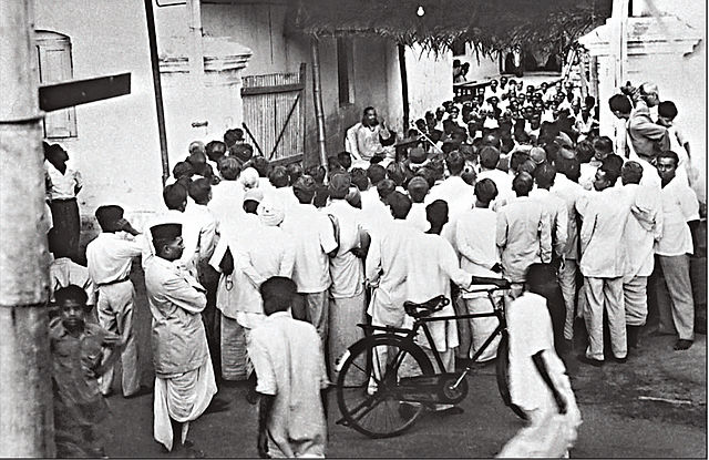 Swami Chinmayananda Speaking In An Alley