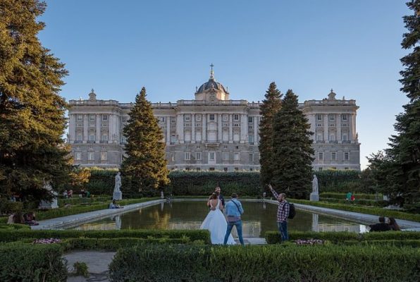 Bride and groom at Sabatini Gardens, Madrid, Spain 